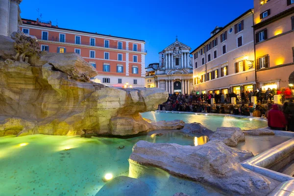 Roma, İtalya - 10 Ocak 2019: Roma 'daki Trevi Çeşmesi' ndeki insanlar