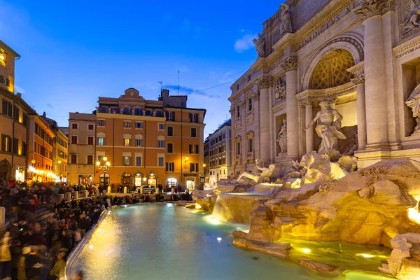 ローマ イタリア 2019年1月10日 イタリアの夕暮れ時にローマのトレビの泉の人々 — ストック写真