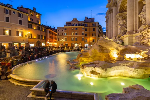 Roma, İtalya - 10 Ocak 2019: Roma 'daki Trevi Çeşmesi' ndeki insanlar