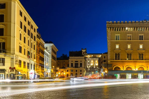 意大利罗马夜晚的意大利广场的建筑 — 图库照片
