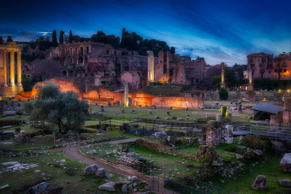 Roma 'daki Roma Forumu' nun kalıntıları şafak vakti, İtalya