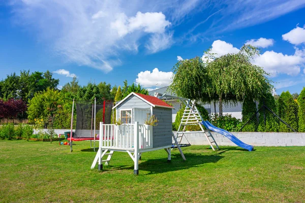 一座漂亮的儿童木房子和一个花园游乐场 — 图库照片