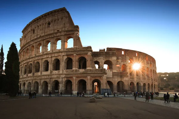 Řím Itálie Ledna 2019 Lidé Koloseu Římě Při Východu Slunce — Stock fotografie