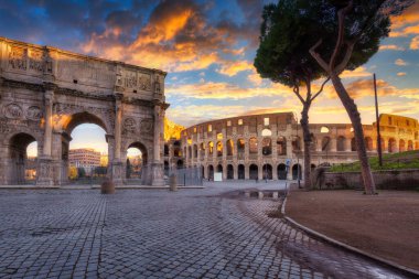 Büyük Konstantin Kemeri ve güneş doğarken Kolezyum, Roma
