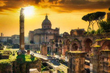 Roma Forumu 'nun günbatımında muhteşem kalıntıları, Roma. İtalya