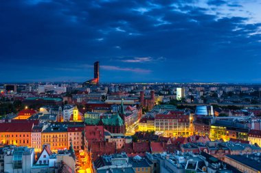 Wroclaw 'ın eski kasabasının karanlık çöktüğünde manzarası. Polonya