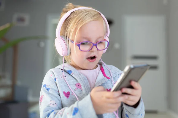 Glückliches Fünfjähriges Mädchen Hört Hause Musik Auf Rosa Kopfhörern — Stockfoto