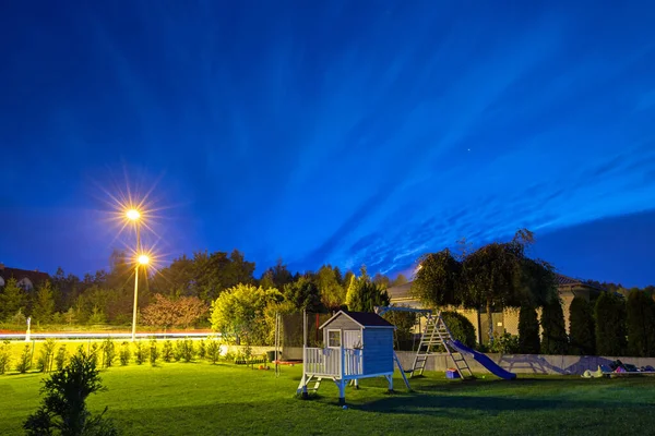 Natt Skiner Moln Över Trähus Och Trädgård Lekplats Polen — Stockfoto