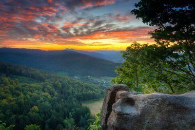Polonya 'nın Karkonosze Dağları üzerinde güzel bir günbatımı