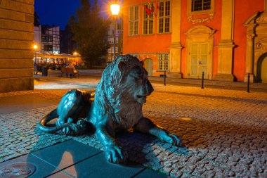 Eski Gdansk kasabasının mimarisi. Bronz aslan heykelleri. Polonya 'nın amblemi.