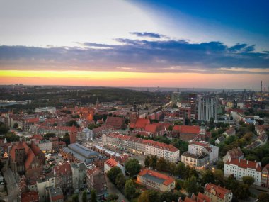 Günbatımında muhteşem mimarisi olan Gdansk 'taki eski şehrin havadan görünüşü, Polonya