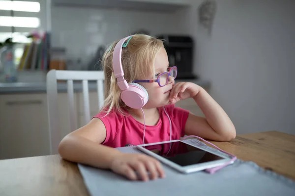 Glückliches Kleinkind Hört Hause Musik Über Rosa Kopfhörer — Stockfoto