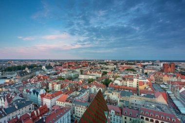 Wroclaw 'ın eski kasabasının günbatımında şehir manzarası. Polonya
