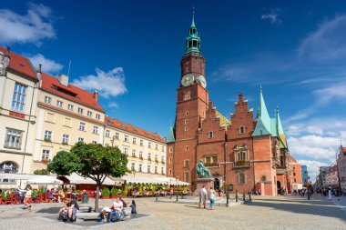 Wroclaw, Polonya - 6 Eylül 2020: Wroclaw, Polonya 'daki Eski Kent Pazar Meydanı' nın güzel mimarisi