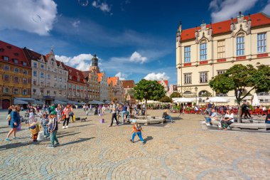 Wroclaw, Polonya - 6 Eylül 2020: Wroclaw, Polonya 'daki Eski Kent Pazar Meydanı' nın güzel mimarisi