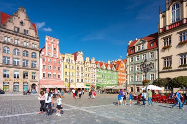 Wroclaw, Polonya - 6 Eylül 2020: Wroclaw, Polonya 'daki Eski Kent Pazar Meydanı' nın güzel mimarisi