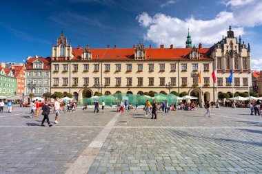 Wroclaw, Polonya - 6 Eylül 2020: Wroclaw, Polonya 'daki Eski Kent Pazar Meydanı' nın güzel mimarisi