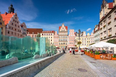 Wroclaw, Polonya - 6 Eylül 2020: Wroclaw, Polonya 'daki Eski Kent Pazar Meydanı' nın güzel mimarisi