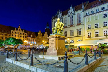 Wroclaw, Polonya - 6 Eylül 2020: Wroclaw 'daki Old Town Square' de Aleksander Fredro Anıtı. Polonya