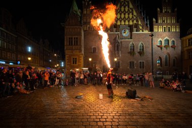 Wroclaw, Polonya - 6 Eylül 2020: Wroclaw 'daki Eski Şehir Meydanı' nda Ateş Solunum Şovu. Polonya