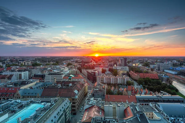 Wroclaw 'ın eski kasabasının günbatımında şehir manzarası. Polonya