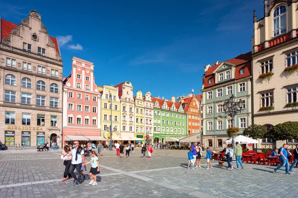 Wroclaw, Polonya - 6 Eylül 2020: Wroclaw, Polonya 'daki Eski Kent Pazar Meydanı' nın güzel mimarisi