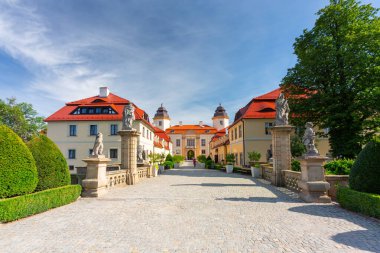 Walbrzych, Polonya - 8 Eylül 2020: Aşağı Silezya, Polonya 'daki Ksiaz Kalesi' nin güzel mimarisi.