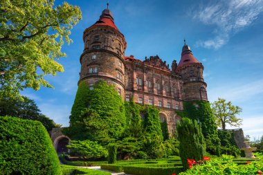 Walbrzych, Polonya - 8 Eylül 2020: Aşağı Silezya, Polonya 'daki Ksiaz Kalesi' nin güzel mimarisi.