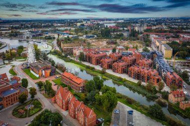 Gdansk, Polonya - 8 Ekim 2020: Gdansk 'taki eski kasabanın mimarisi Motlawa nehrinin üzerinde, Polonya.