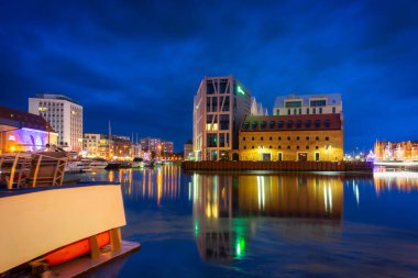 Gdansk 'ın eski sahibi, muhteşem mimarisi ile Motlawa nehri üzerinde Alacakaranlıkta, Polonya
