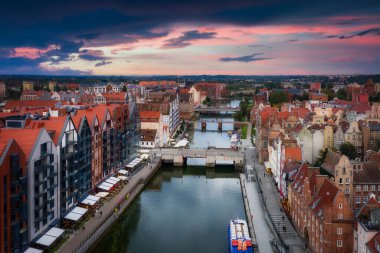 Motlawa nehri üzerindeki Gdansk şehrinin hava manzarası gün batımında inanılmaz bir mimari ile, Polonya