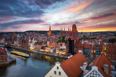 Motlawa nehri üzerindeki Gdansk şehrinin hava manzarası gün batımında inanılmaz bir mimari ile, Polonya