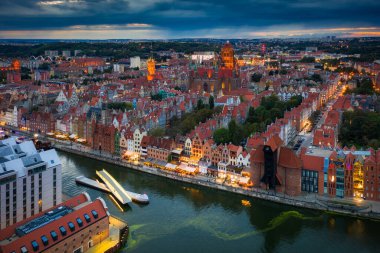 Motlawa nehri üzerindeki Gdansk şehrinin hava manzarası. Alacakaranlıkta, Polonya 'da muhteşem bir mimari.