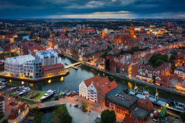 Motlawa nehri üzerindeki Gdansk şehrinin hava manzarası. Alacakaranlıkta, Polonya 'da muhteşem bir mimari.