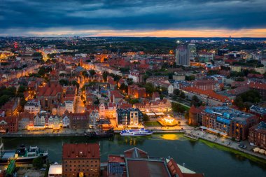Motlawa nehri üzerindeki Gdansk şehrinin hava manzarası. Alacakaranlıkta, Polonya 'da muhteşem bir mimari.