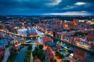 Motlawa nehri üzerindeki Gdansk şehrinin hava manzarası. Alacakaranlıkta, Polonya 'da muhteşem bir mimari.
