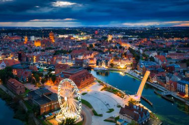 Motlawa nehri üzerindeki Gdansk şehrinin hava manzarası. Alacakaranlıkta, Polonya 'da muhteşem bir mimari.