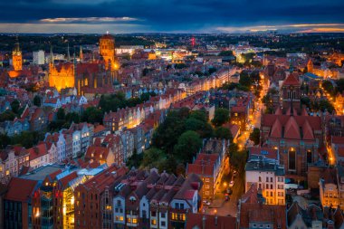 Motlawa nehri üzerindeki Gdansk şehrinin hava manzarası. Alacakaranlıkta, Polonya 'da muhteşem bir mimari.