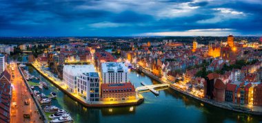 Motlawa nehri üzerindeki Gdansk şehrinin hava manzarası. Alacakaranlıkta, Polonya 'da muhteşem bir mimari.