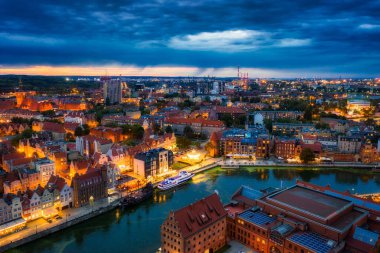 Motlawa nehri üzerindeki Gdansk şehrinin hava manzarası. Alacakaranlıkta, Polonya 'da muhteşem bir mimari.
