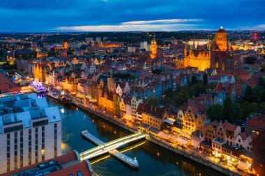 Motlawa nehri üzerindeki Gdansk şehrinin hava manzarası. Alacakaranlıkta, Polonya 'da muhteşem bir mimari.