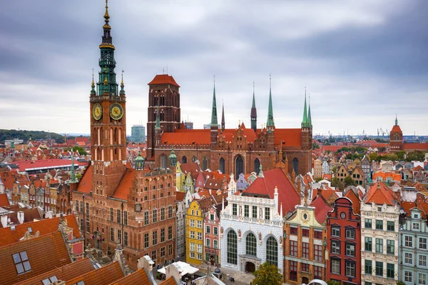 ポーランドの素晴らしい建築物とグダニスクの旧市街の空中ビュー — ストック写真