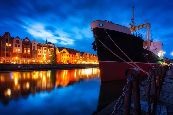 Staré Gdaňsk Úžasnou Architekturou Nad Řekou Motlawa Soumraku Polsko — Stock fotografie