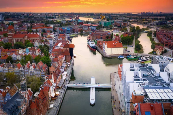 Vista Aérea Ciudad Gdansk Sobre Río Motlawa Con Una Arquitectura —  Fotos de Stock