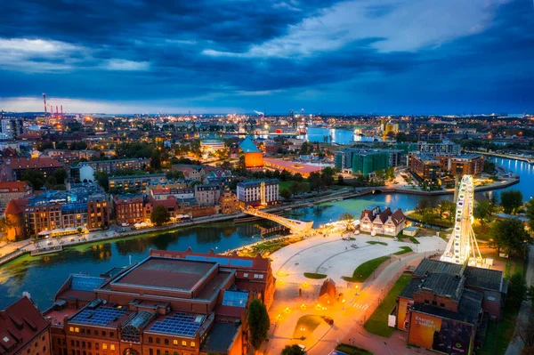 Motlawa nehri üzerindeki Gdansk şehrinin hava manzarası. Alacakaranlıkta, Polonya 'da muhteşem bir mimari.