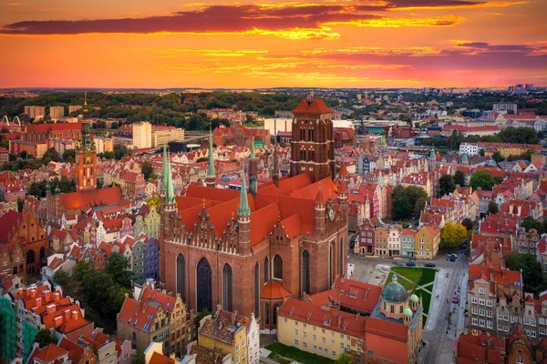 Widok Lotu Ptaka Stare Miasto Gdańsku Bazyliką Mariacką Zachodzie Słońca — Zdjęcie stockowe