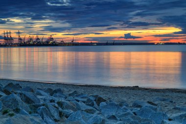 Gorki Zachodnie, Gdansk 'taki Baltık Denizi sahilinde gün batımı. Polonya
