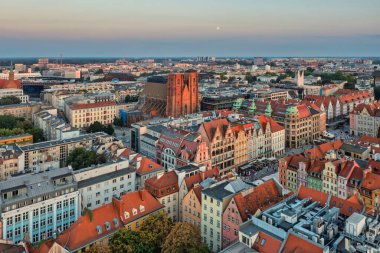 Wroclaw 'daki Eski Kent Pazar Meydanı' nın güzel mimarisi gün batımında, Polonya,