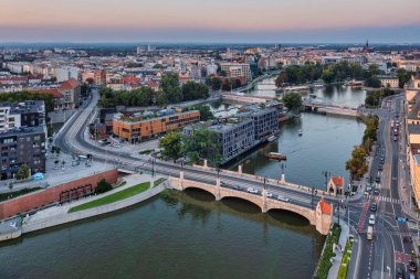 Wroclaw 'daki Eski Kent Pazar Meydanı' nın güzel mimarisi gün batımında, Polonya,