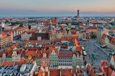 Wroclaw 'daki Eski Kent Pazar Meydanı' nın güzel mimarisi gün batımında, Polonya,